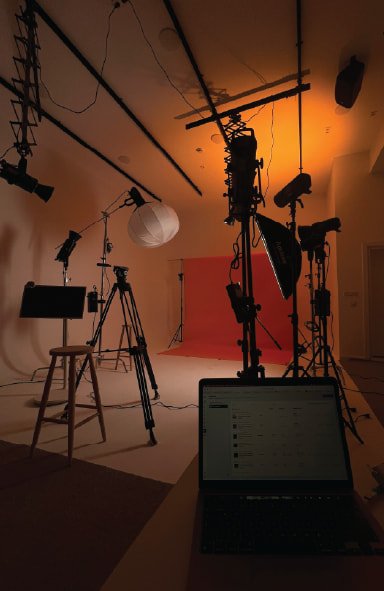 Onemay Studio olarak, modern, yenilikçi ve sürekli kendini geliştirmeye hevesli bir firmayız. Profesyonel fotoğraf ve video çekimleri için ideal bir alan sunarak, yaratıcılığınızı en iyi şekilde ortaya koymanıza yardımcı oluyoruz.